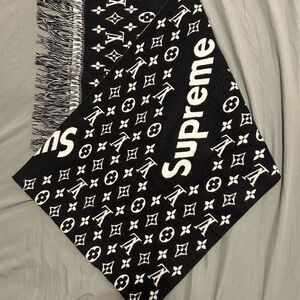 Supreme Louis Vuitton Monogram Black and White Scarf